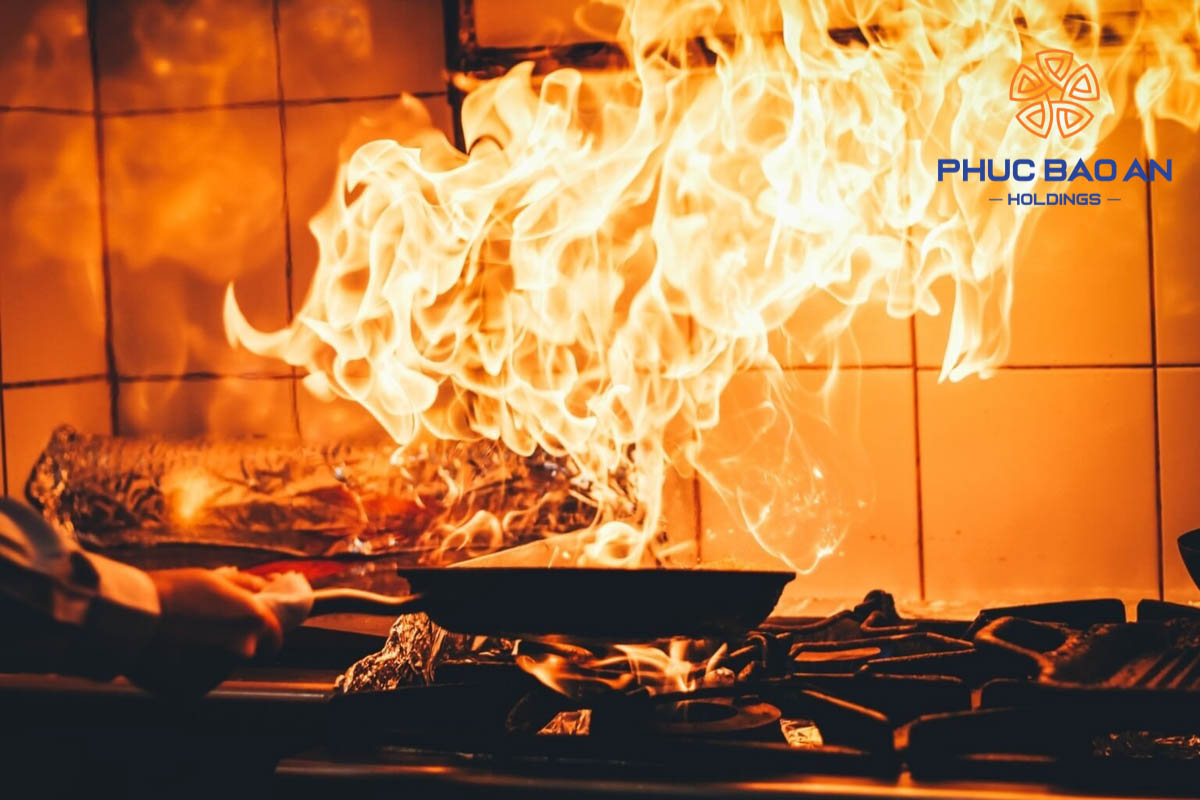 Mối nguy hiểm và cách xử lý đám cháy dầu mỡ khi nấu ăn