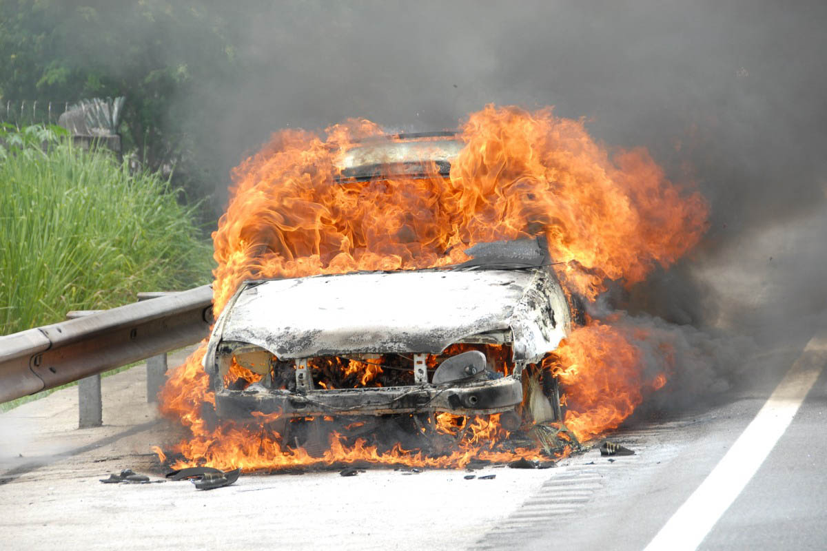 Làm gì nếu bạn gặp sự cố cháy xe ô tô? Hướng dẫn chi tiết 2025