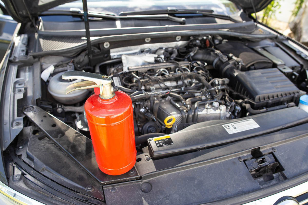 Gặp cháy xe ô tô phải làm sao? Các bước xử lý khẩn cấp