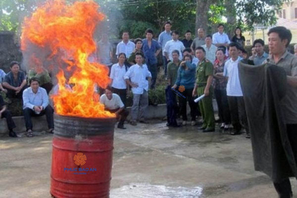 Chăn chiên chữa cháy là gì? Công dụng và hướng dẫn sử an toàn khi có cháy