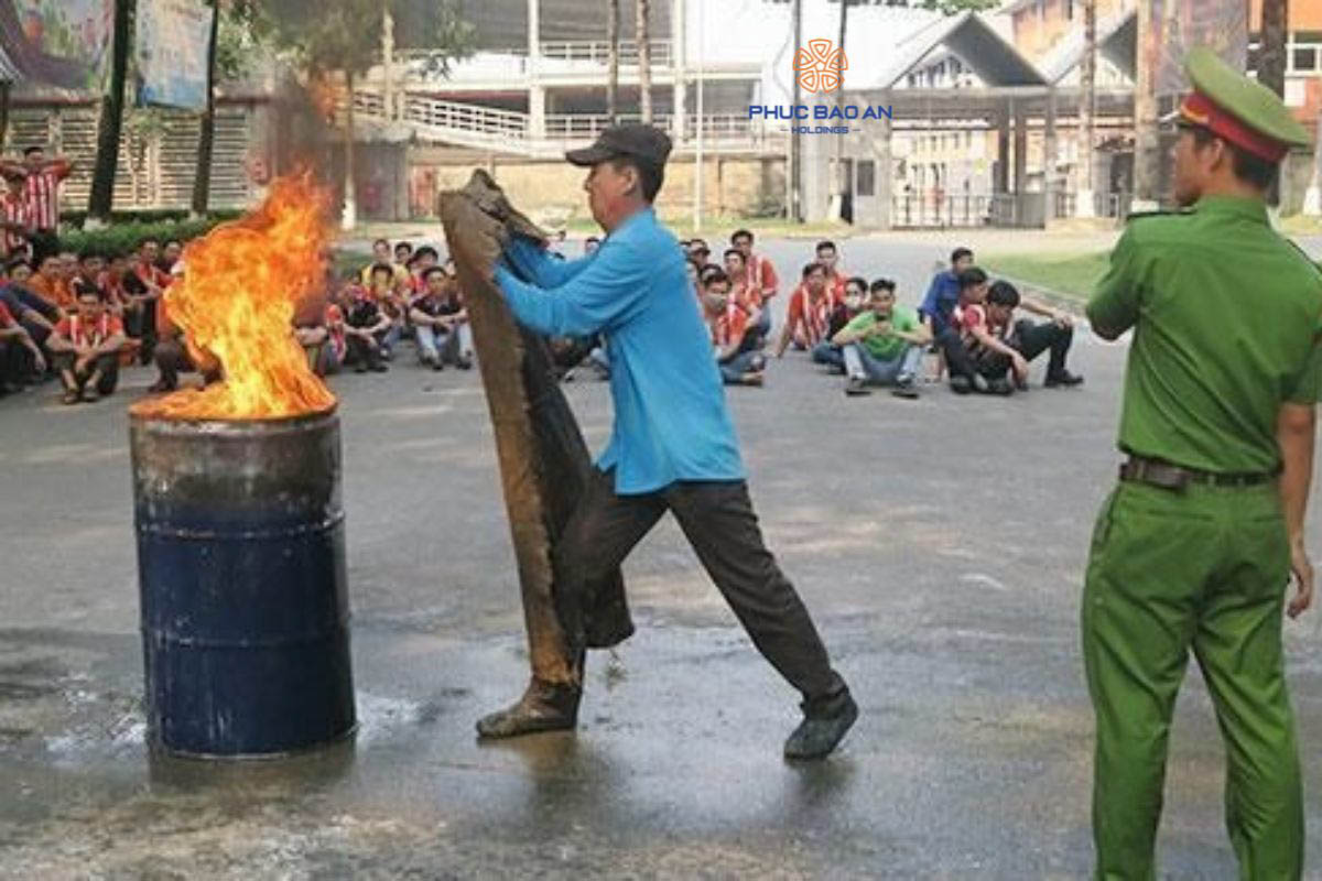 Chăn chiên chữa cháy hoạt động như thế nào?